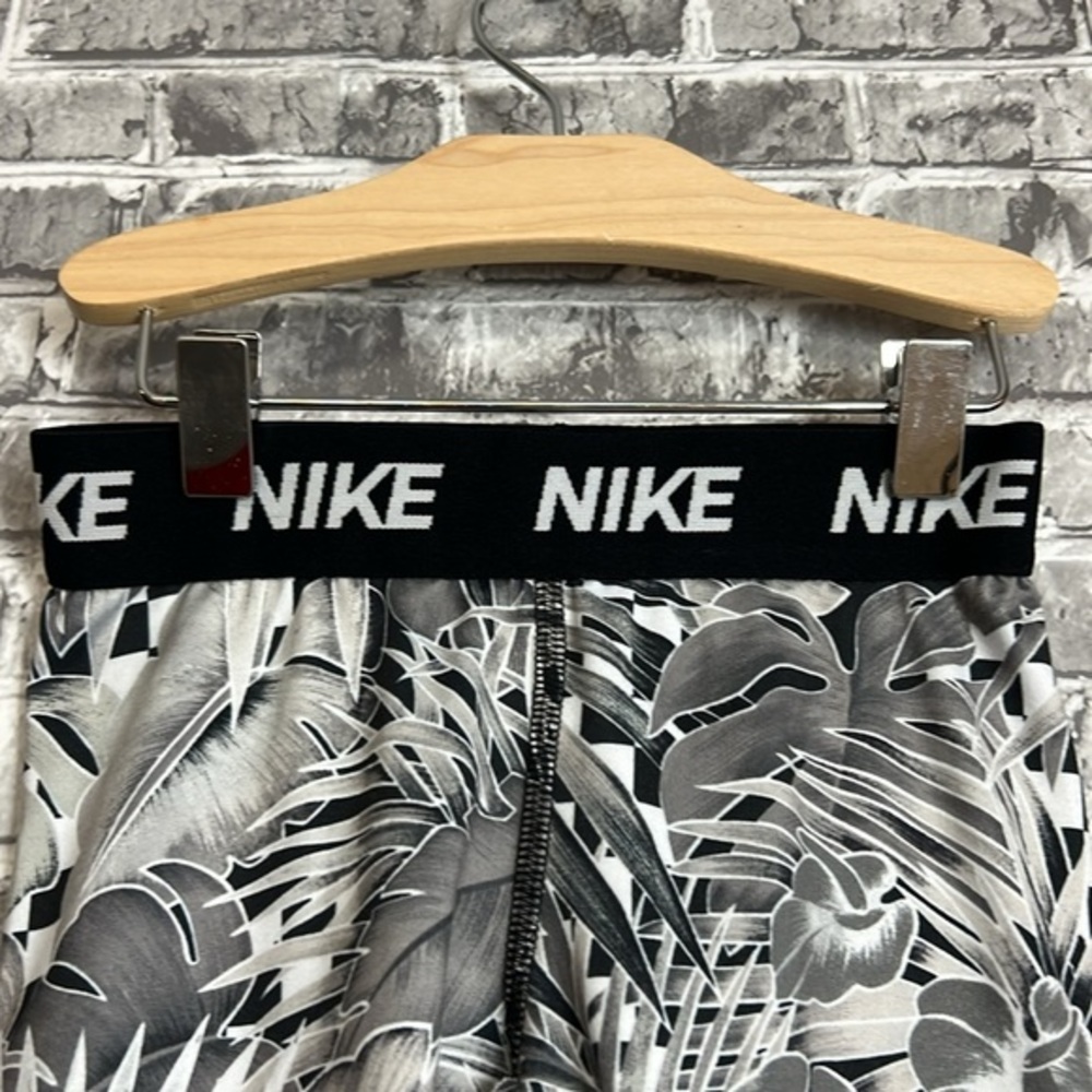 Nike‎ - Picture 4 of 9